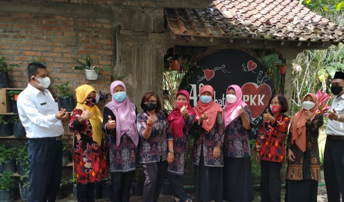 Foto BersamaTim Juri,  Lurah Sendangsari dan Panewu Pengasih